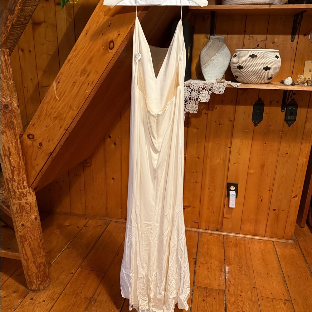 Elegant Cream Lace Wedding Dress - Picture 11 of 16